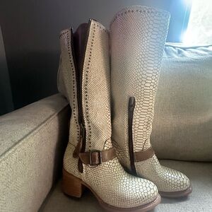 Freebird Carson- White Snake